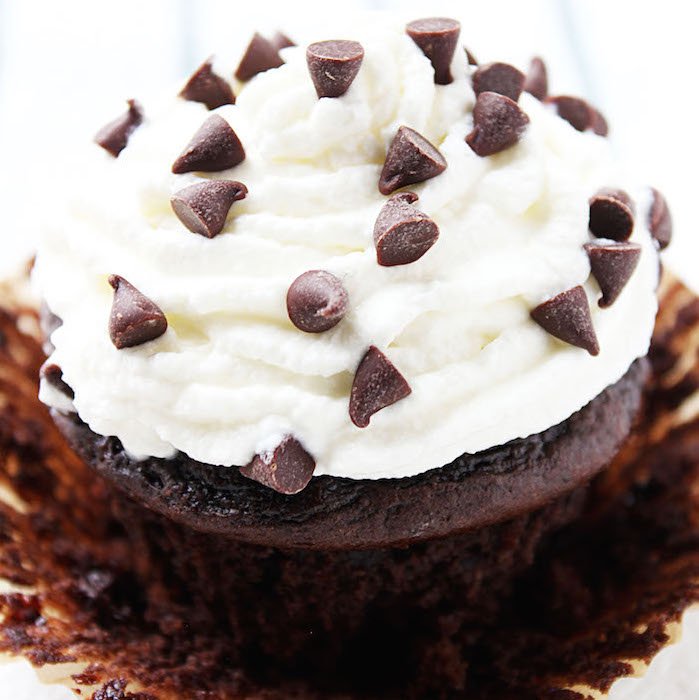 TheAverettHome's tweet photo. Skinny Chocolate Cupcakes made with a cake mix and Greek yogurt! @RealDuncanHines #chocolate #healthy #skinnydessert #dessert https://t.co/ZaMEL2hFNm via @heelsandgrills https://t.co/uAQCmsEiJO