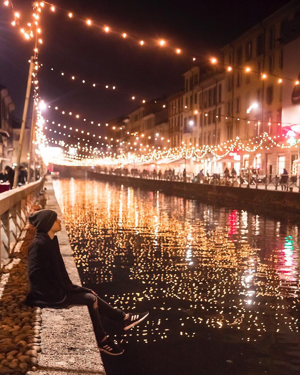 turismomilano's tweet photo. #LAVOSTRAMILANO
Le feste sono quasi agli sgoccioli… dovremmo tutti approfittare di questi giorni per godere dell’atmosfera magica che si vive a #Milano. Prendiamo esempio dal protagonista della bellissima foto di IG/riccardo_mordenti, affascinato dalle luci sul #Naviglio! https://t.co/F1GpJWCYss