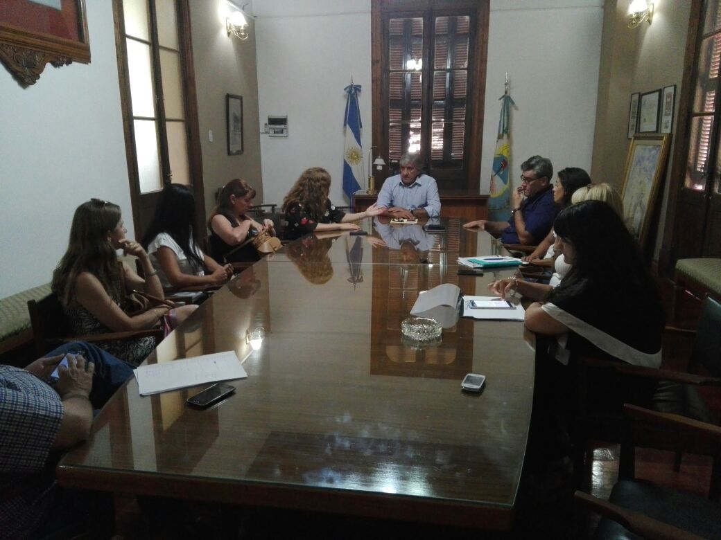 MaipuMunicipio's tweet photo. #Ahora Reunión con la Cámara Turismo de #Maipú delineando acciones para el año 2018 https://t.co/2QQNIuYuQo