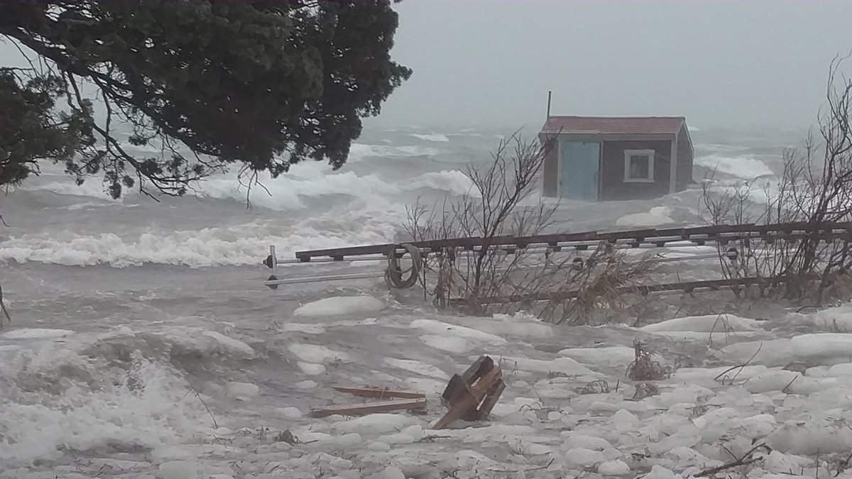 PaulHBeckwith's tweet photo. Bomb cyclone details. From 10 am Wed to 10 am today, pressure dropped from 1010 mb to 951 mb (59 drop in 24 hrs; more than 2x faster than usual big storm).
Large storm surge is happening up the coastline.
#weather #climate #climatechange #Storm18 #stormdylan #StormIsHere https://t.co/W2qzASWmnF