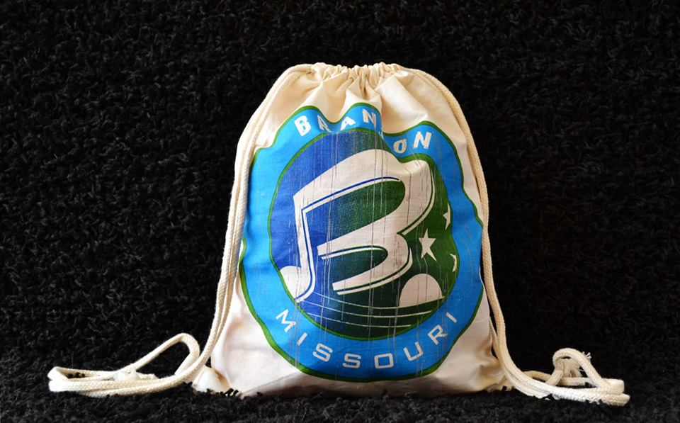 StateLineBag's tweet photo. High-quality bags are our specialty. We even offer cotton drawstring sling bags that can carry lots of stuff all while looking good! #cottonbags #bags #backpacks #drawstringbags #slingbags https://t.co/7iTnkF0EwB