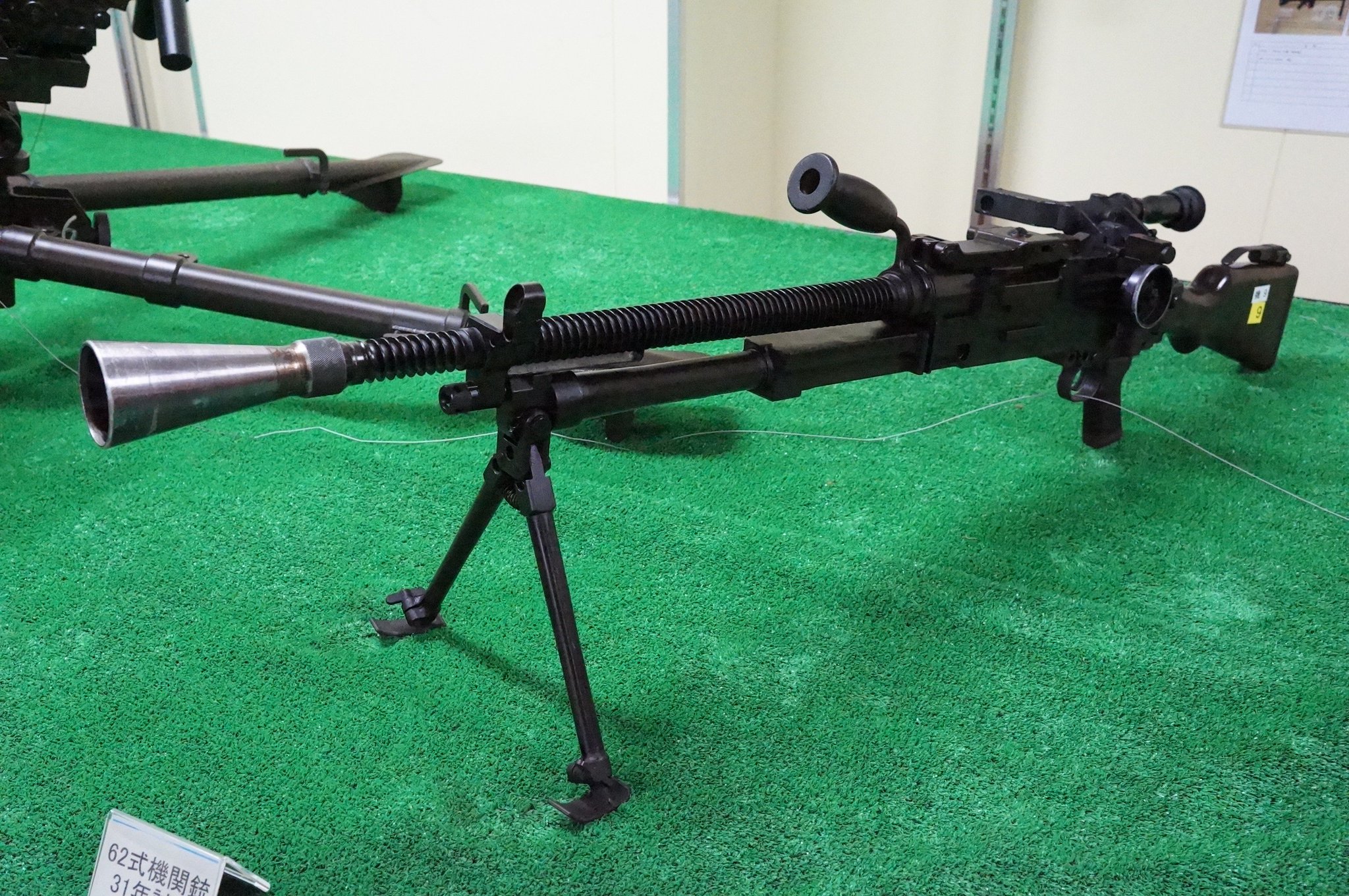 Hound Twitterissa あと個人的には62式機関銃の試作型がチェコ式機関銃のvz26と似ているのも衝撃だった 1枚目がチェコ式機関銃zv26 2枚目が62式機関銃の試作型 62式機関銃はベルトリンク方式ではあるけどとても色濃く影響受けていて面白いかなと