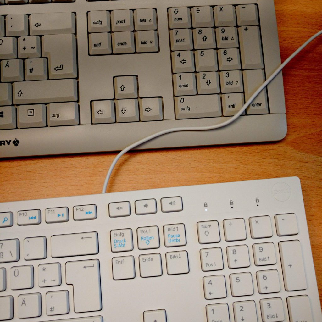 catteam's tweet image. Tag 4. Regen in Hamburg. Influenzer. Zwei Kilo. Schwanger.  pop64.com/unentschieden/…