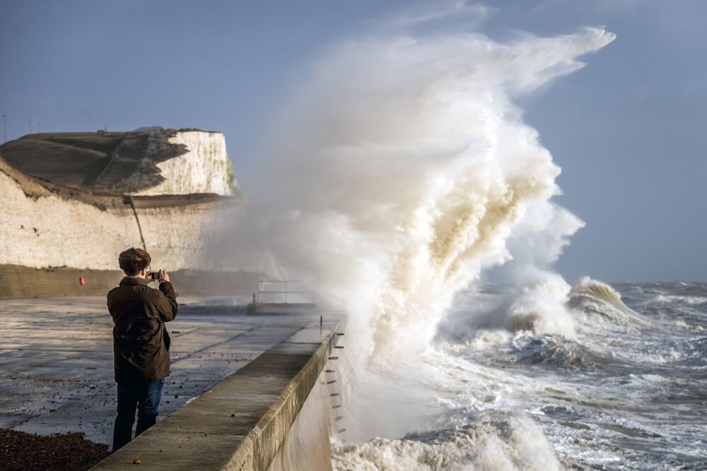 andrewhasson's tweet photo. Stormy sea in Saltdean today #Brighton #stormeleanor #seaside #beachwall #rough https://t.co/KjAIA0LVZ7
