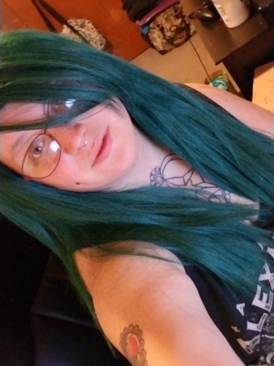 thechubbyelf's tweet photo. Finally back on cam after a mental health hiatus. Sorry about that. 💚💚 https://t.co/aNI7U6dTIU