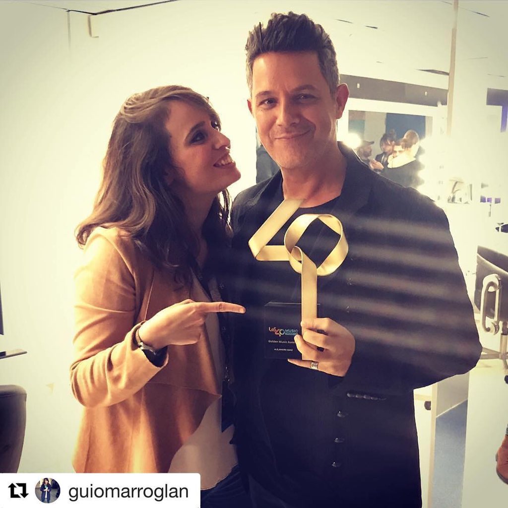 AQueNoMeSuenAS's tweet photo. #TBT #AlejandroSanz
#Repost @guio_roglan
・・・
Mi cara refleja lo orgullosa que estoy de mi hermano mayor.
Premio Los40 Golden Music Awards a toda su carrera.
@alejandrosanz te mereces todo lo bueno que te regala la vida.
#sumandopremios https://t.co/1Qbxqv2t51