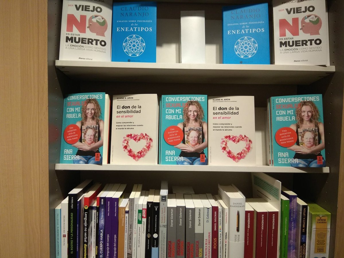 Me acaban de chivar que en la <a href="/casadellibro/">Casa del Libro</a> de #Torrelodones lucimos así  de estupendas #miabuela y yo 📚😍 #Gracias 😊
#ConversacionesSexualesConMiAbuela <a href="/kailaseditorial/">Kailas Editorial</a> #mindfulsex #regalo #libro #sexo #literatura #navidad #regalosmolonesdenavidad  
#ReyesMagos2018 #feliz2018