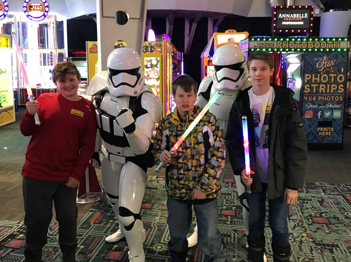 RT <a href="/StarlightCanada/">Starlight Canada</a> - Cameron, an 11 year old Starlight child living with leukemia, enjoyed a fun morning watching #TheLastJedi with his loved ones (close to 350 people), complete with snacks, lightsabers &amp; a warm welcome by the <a href="/501stLegion/">501st Legion</a>! #StarWars