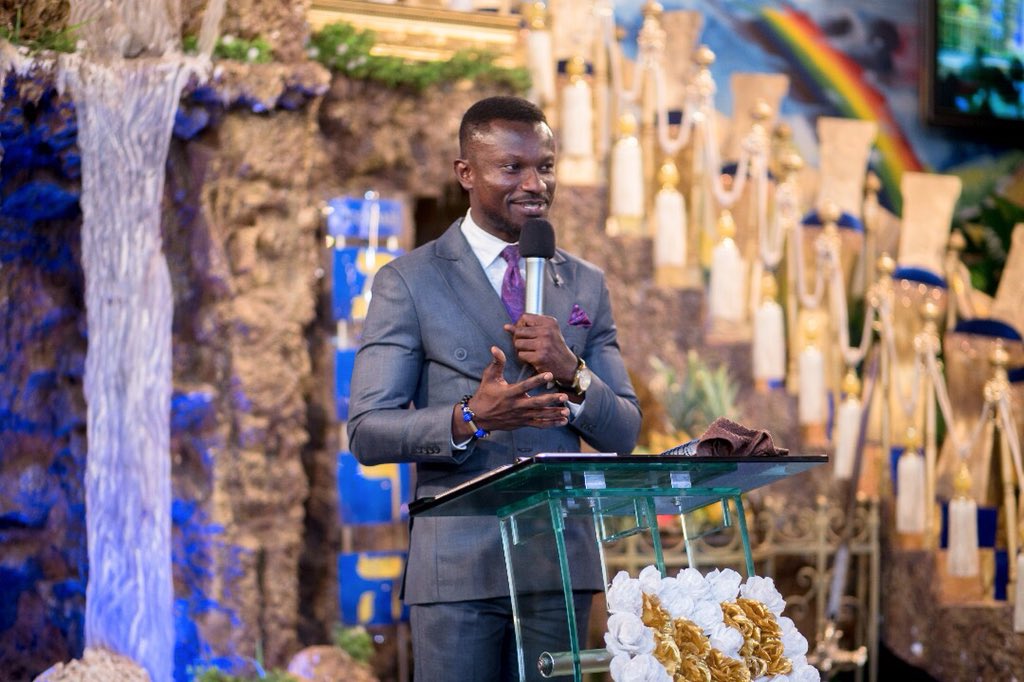 pDD_07's tweet photo. The #CrossOver2017 was lit!๐ฅ
God showed up mightily in the #Word #Prophecy #Miracles. Welcome to 2018: Year of Cosmic Wonders and Signs! ๐๐พ https://t.co/jrYvAO7wch