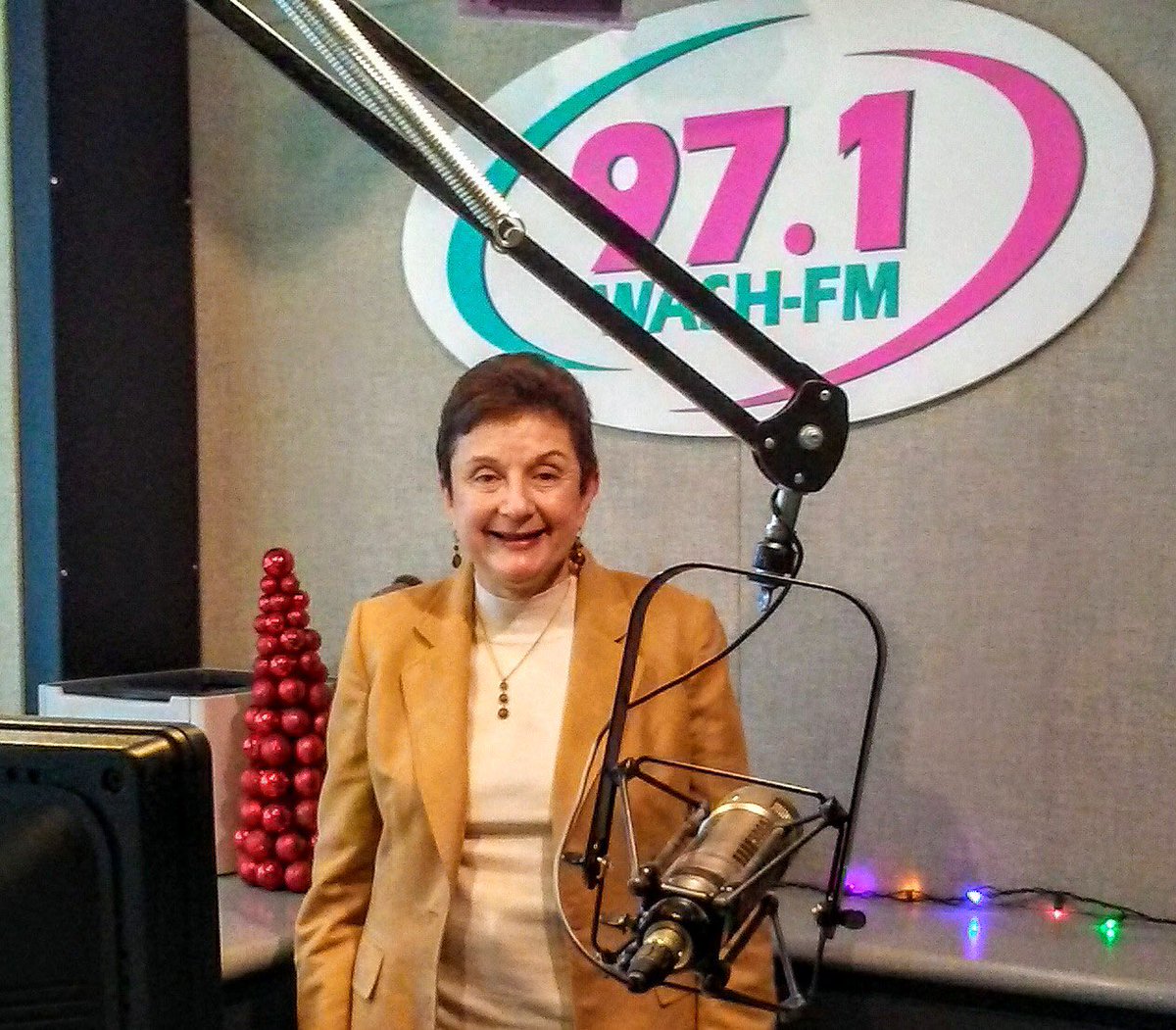 RoseKrasnow's tweet image. Thanks to @HappyPublisher for the warm welcome and “grand tour” of the beautiful offices @iHeartMedia. I even got to see what it’s like to be behind one of the mics @washfm studio!