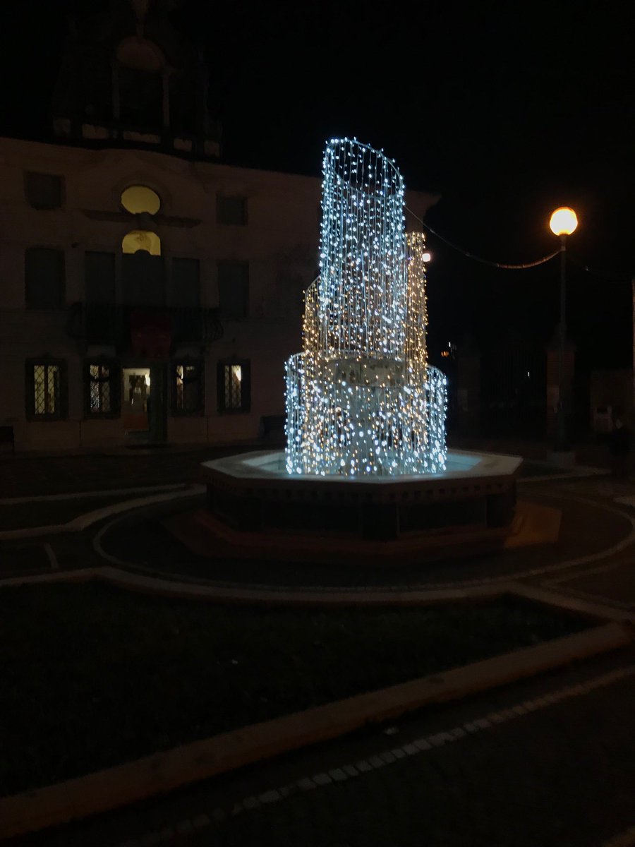 DavideBusetto's tweet photo. Tra poco ci si saluta #xmas https://t.co/BrV3FBniO5