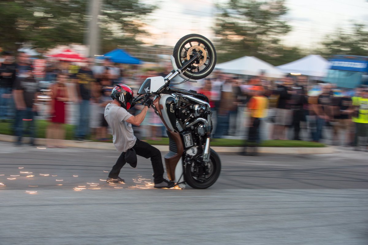 TAMPAHDGROUP's tweet image. Riding into 2018 like.. 🎉 #braap #harleydavidson #wheelies #2018 #riding #NewYear