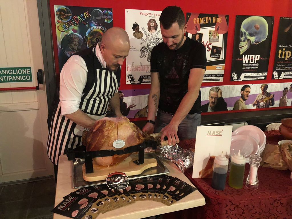 CottoMase's tweet photo. Che spettacolo il #capodanno al Teatro Buonalaprima!!!
In scena, durante la cena, c'era anche il nostro #CottoTrieste!
#CottoMase #NeroTrieste #MadeInTrieste #Saporidautore https://t.co/G3qLsCOrno