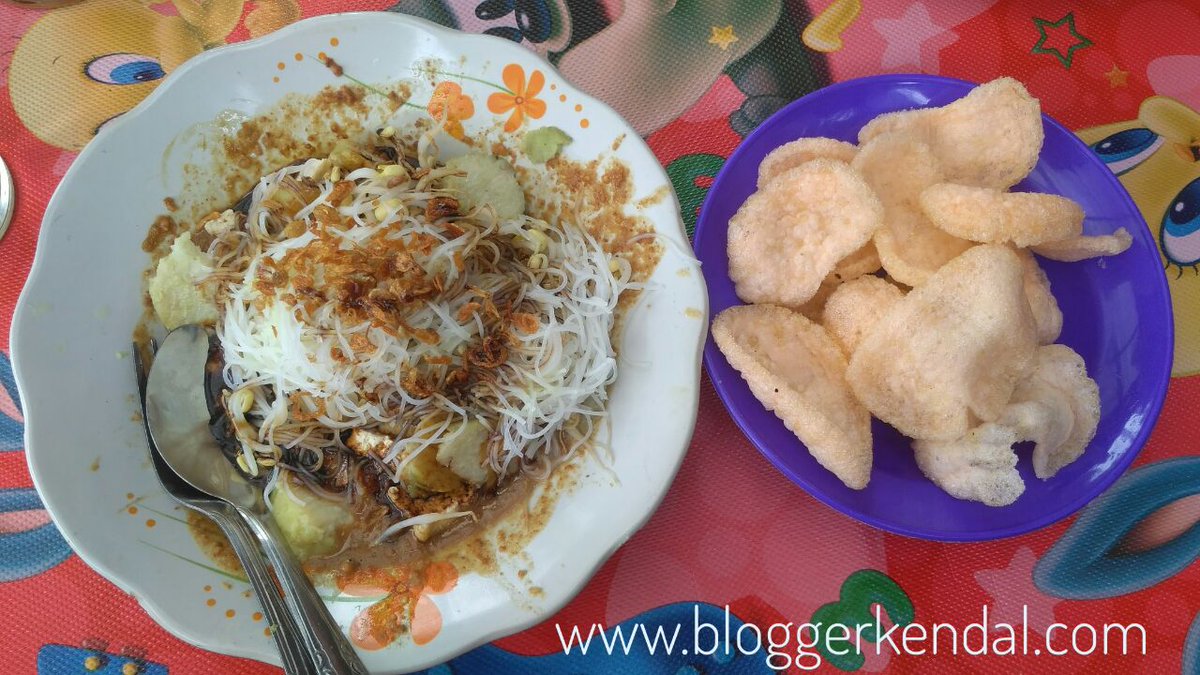 blogger_kendal's tweet photo. nulis postnya malam, makannya udah kemarin, tetep aja enaknya masih berasa #wisatakuliner #ketoprak #bloggerkendal #bloggerperempuan https://t.co/PqFUTBxIUN