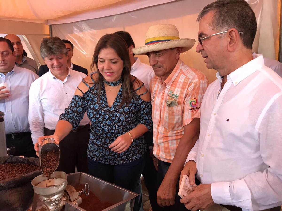 PrefecturManabi's tweet photo. Vicepresidenta (e) @marialevicuna conoció emprendimientos manabitas que son apoyados por el GPM #GranMingaAgropecuaria https://t.co/uXqbfu7ti4