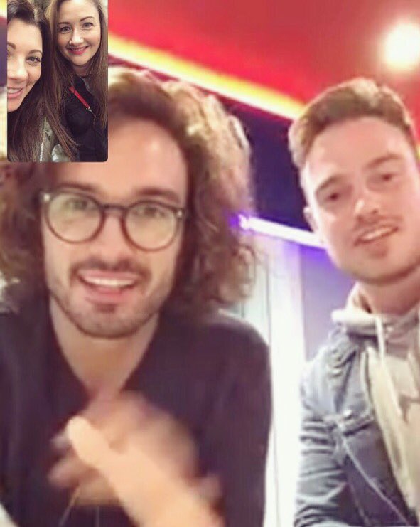 JLoHamilton's tweet photo. Cheeky little afternoon FaceTime with the one &amp; only Joe Wicks.......bucket list complete! 😜 thanks @kimllyon @thebodycoach @joewicksofficial324 @justjameshall #bodycoach #joewicks #leanin15 #thefatlossplan #keepitlean https://t.co/HqVfpDW1HN
