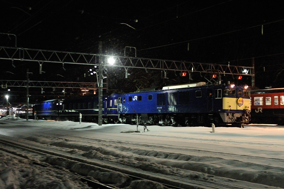 64factory's tweet photo. 上越線の夜行列車のエースと言えば、長きに渡り上越線で活躍した北陸だと個人的には思っています。今話題の上越カッターも、北陸のHMを付けて運用に入っていました。
北陸のHMを掲げてのリバイバル運転はもう無理ですかね...。 https://t.co/g2L6k1gwBU