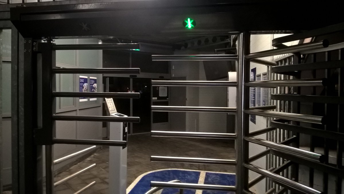 sqck's tweet photo. @NS_online Uitgaande LED pijl indicatie van fietsenstalling werkt niet op station Rsw (zie foto). Kan deze Kaba unit worden gerepareerd? https://t.co/M9jX7aE1j7