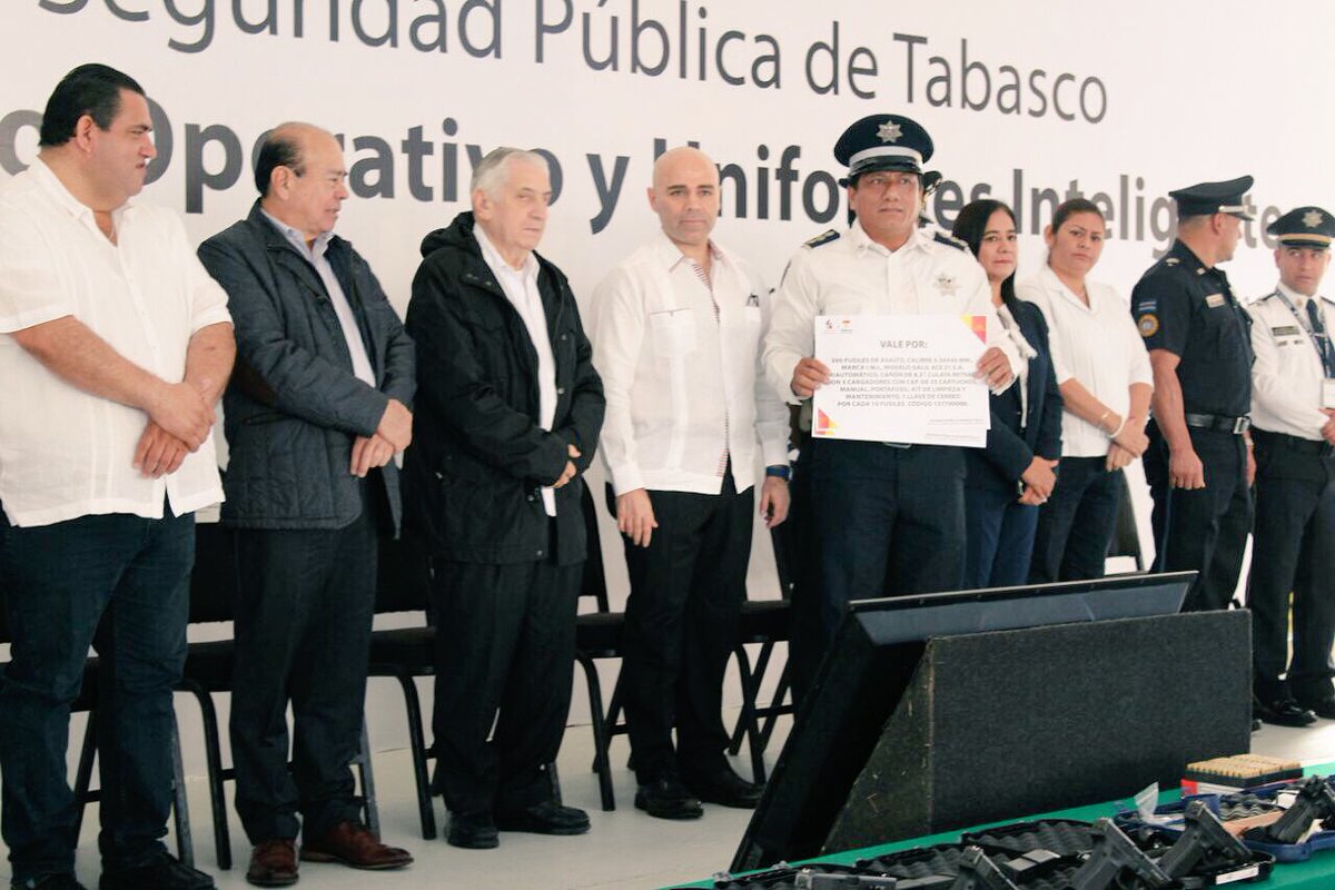 SSPCTabasco's tweet photo. Jorge Sanchez, comisionado de la #PolEstatal recibe vale en equipo, con un valor de $30,013,405.00 adquiridos con recursos del empréstito 2017 https://t.co/O4NomMp36O
