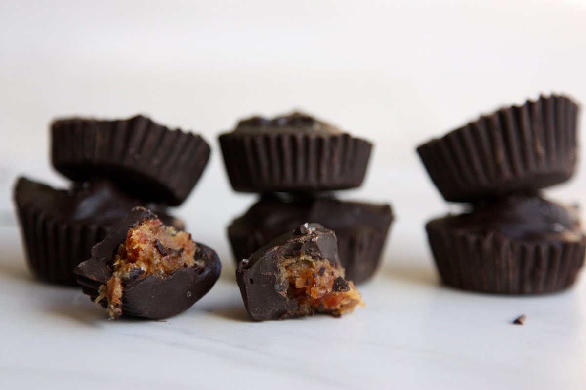 These salted dark chocolate date caramel cups are just what the doctor ordered. Get the healthy recipe here 👉 goodthymekitchen.com/salted-date-ca…