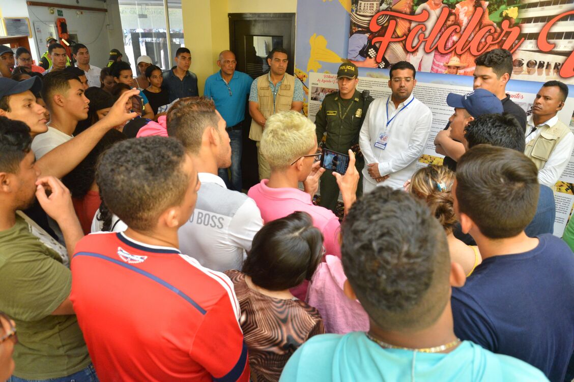 TutoUhiaAlcalde's tweet photo. Escuchamos a los estudiantes de la @UniPopularCesar, concertamos con ellos acercamiento con los congresistas del departamento y el gobernador @FrancoOvalle  para concretar soluciones a sus necesidades. En el 2017 los apoyamos con $300 millones para beneficio de #BecasFedecesar. https://t.co/UWzS5a1mXp