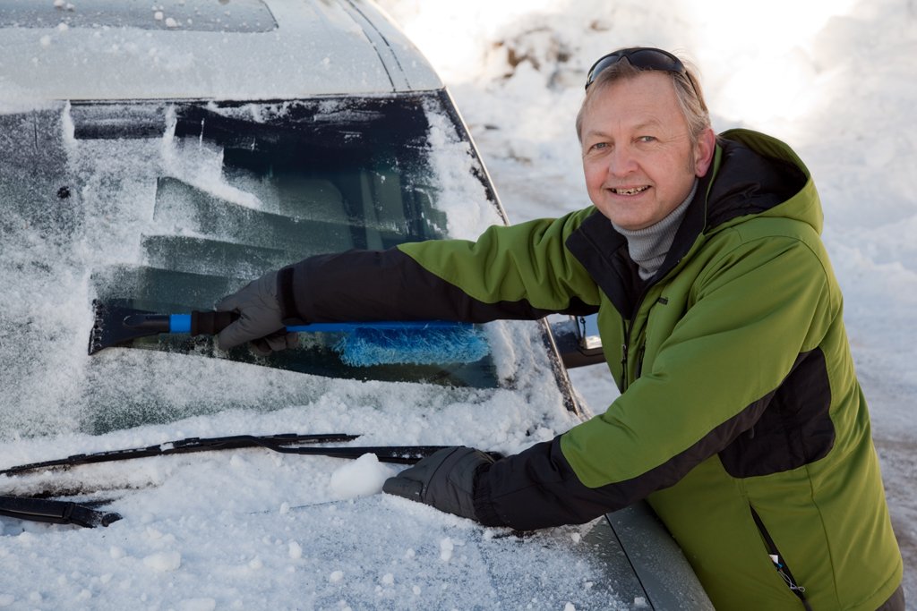 icbc's tweet photo. Don't be a roving road hazard! Clear ice and snow from windows, lights, mirrors, hood and roof before you start driving. Visit ShiftIntoWinter.ca for more tips. https://t.co/Gp0YvrvMEj