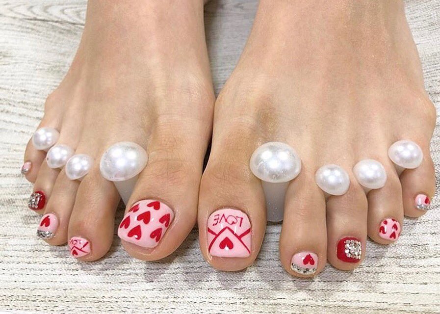 DipIntoPretty's tweet photo. ❤️ is in the air! @tommy0306 using the Pearls of Wisdom spacers, $9.99 now on @amazon! #dipintopretty #pedicures https://t.co/EQSctYNpKI
