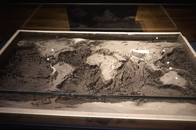 La exposición "#Cartografías de lo desconocido. Mapas en la #BNE" es extraordinaria, imprescindible para todos los amantes de los mapas. Ciencia y arte, documentos y belleza, ¡lo tiene todo!