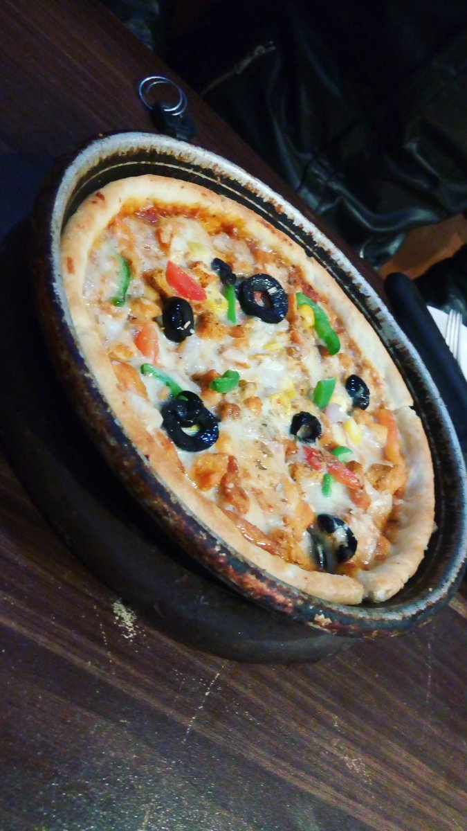 iam_shak33l's tweet image. Gool #Rooti Na Sahe, Gool #Pizza bnane wali he miljaey koei 😏😏