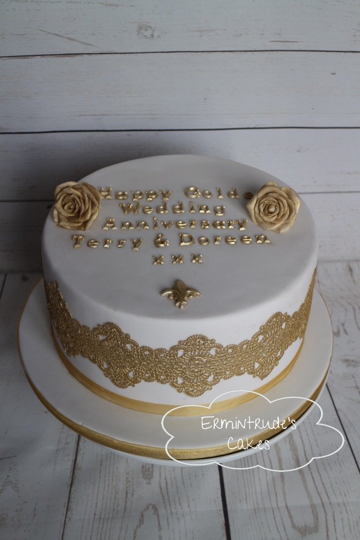Ermintrudescake's tweet photo. #gold #cake #cakelace #anniversarycake #goldenanniversary #50thanniversary https://t.co/Dqi2EWDPBy