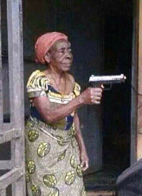 fernandaaaarg's tweet photo. @cathglez @Saaamdefierro @uggzo La abuela tipo así por qué insultaron su novela https://t.co/wyAzSucHQa