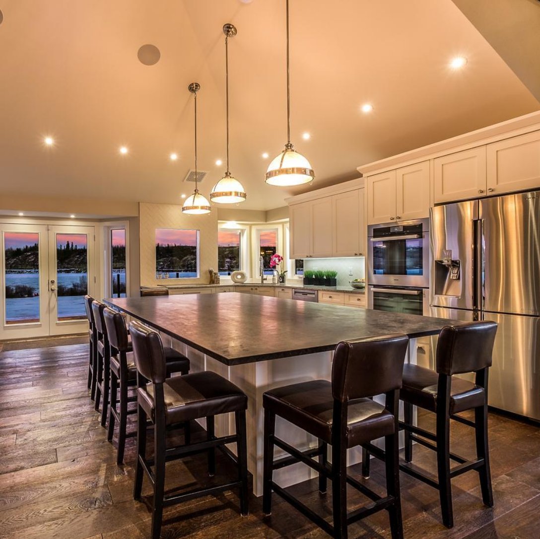 designgroupyyc's tweet image. A kitchen made for entertaining complete with a large island and ample  seating. And that view! Gorgeous work from @kevingraydesign !
