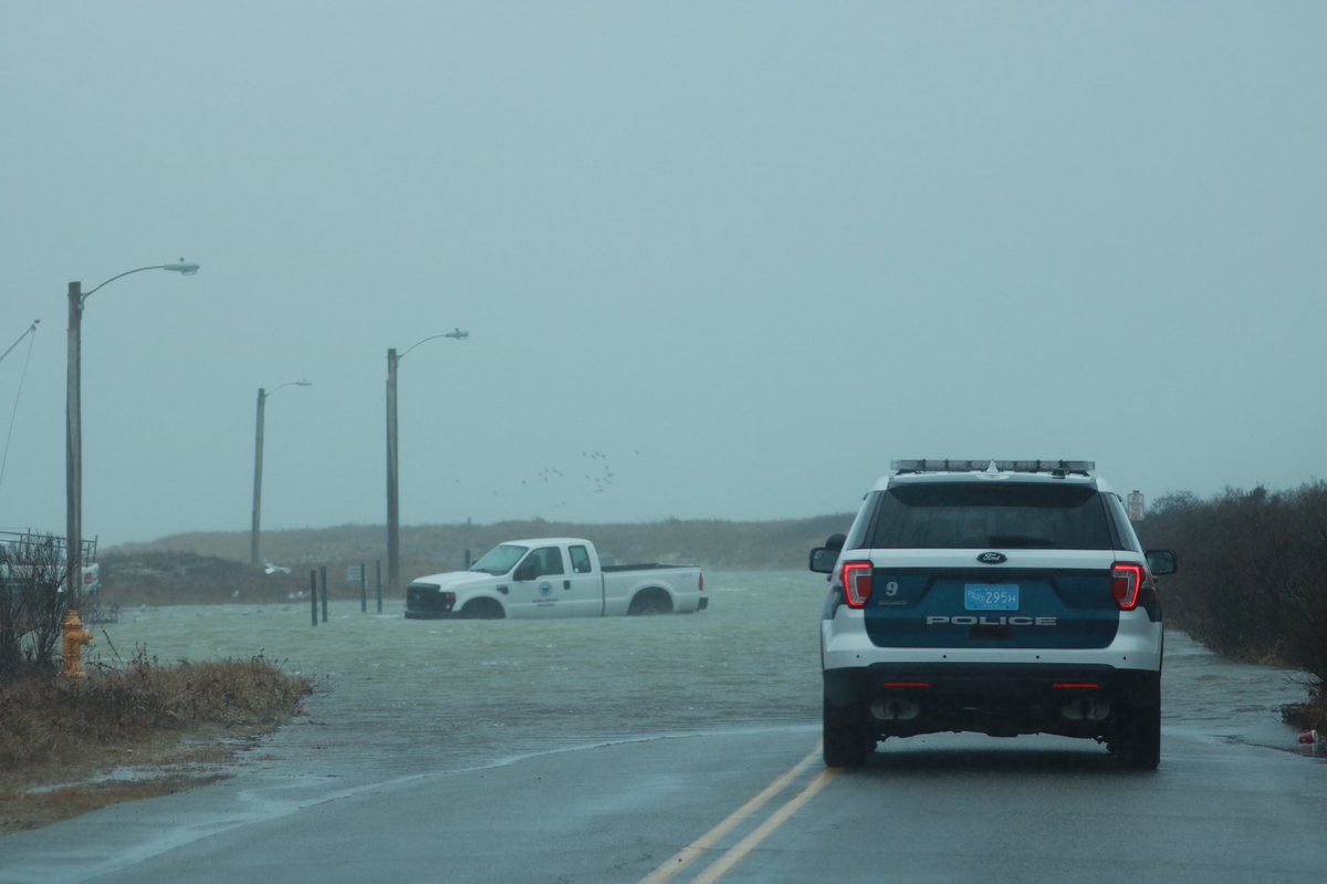 petersutters's tweet photo. Significant flooding at Jetties Beach with an hour until high tide #Nantucket #WinterStorm ##bombogenesis2018 https://t.co/K5UIwDlycA