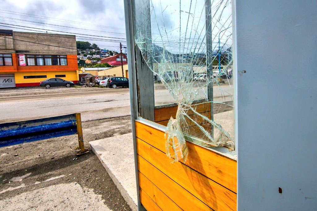 Una vez más  repudiable el accionar de desconocidos que vandalizaron la garita de colectivos ubicada en Av Perito Moreno. Dónde va el impuesto de cada vecino, en un segundo es destruido por inadaptados. Triste realidad para nuestra querida ciudad.