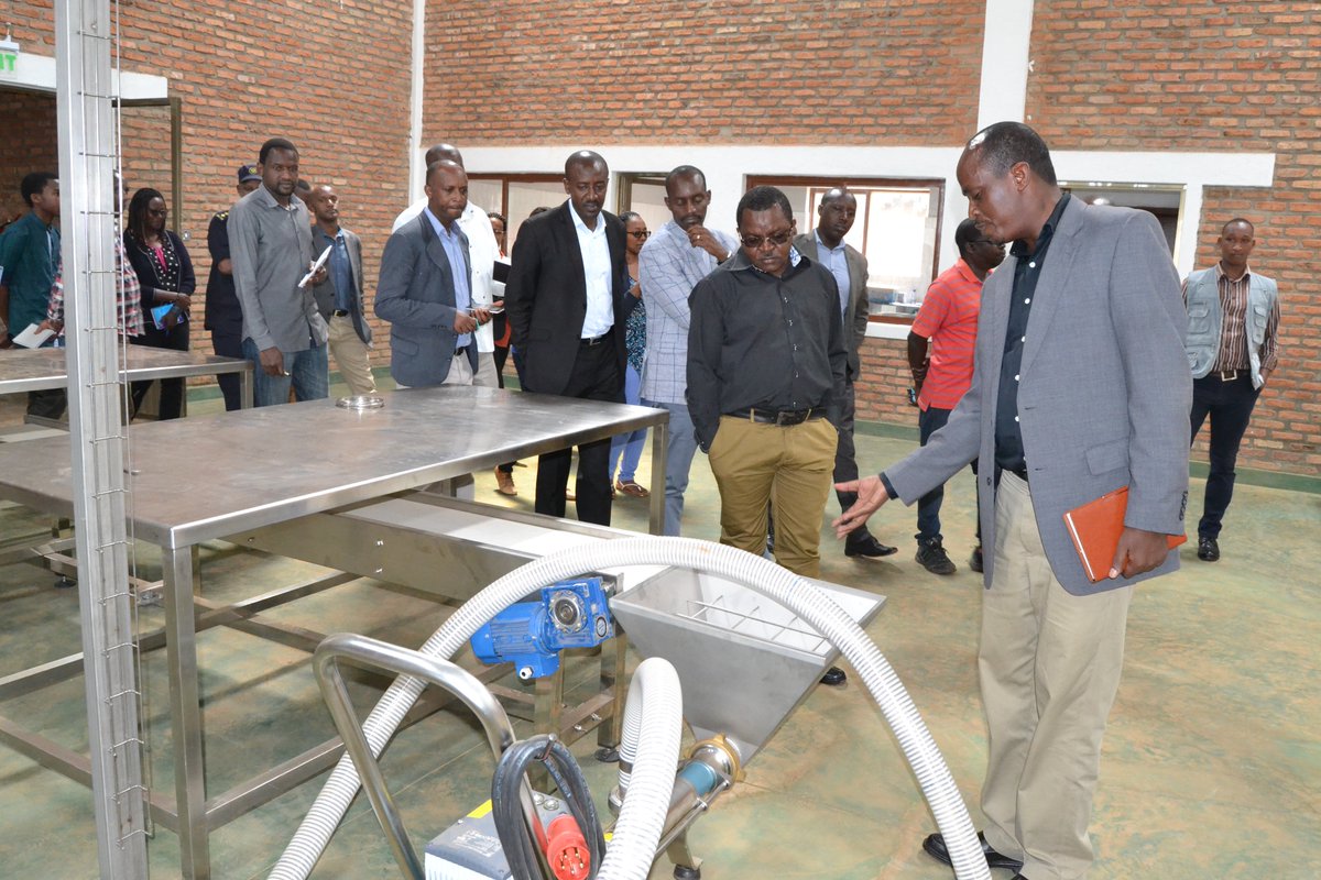 RwamaganaDistr's tweet photo. Minisitiri w'ubucuruzi n'inganda @vimunyeshyaka na Guverineri @Fredrwanda basuye igice cyahariwe ishoramari ry' #inganda giherereye mu murenge wa Mwulire ho mu karere ka Rwamagana @RwandaTrade @RwandaEast @ngangare1 #IndustrialPark https://t.co/GLUOmJRrvF