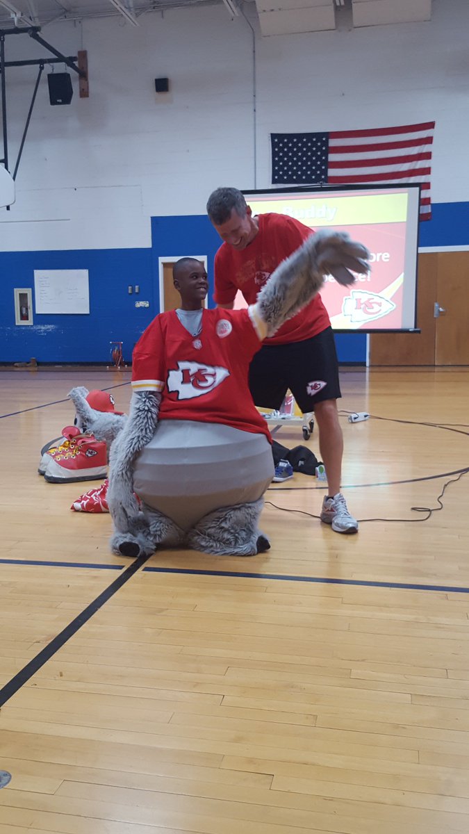McEndree_T's tweet photo. It was so much fun having KC Wolf today! #dontbeabullybeabuddy #TEkdg #TECubs #turner202strong https://t.co/ru3fwNTCZ3