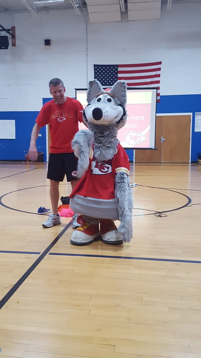 McEndree_T's tweet photo. It was so much fun having KC Wolf today! #dontbeabullybeabuddy #TEkdg #TECubs #turner202strong https://t.co/ru3fwNTCZ3