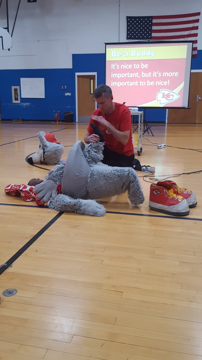 McEndree_T's tweet photo. It was so much fun having KC Wolf today! #dontbeabullybeabuddy #TEkdg #TECubs #turner202strong https://t.co/ru3fwNTCZ3