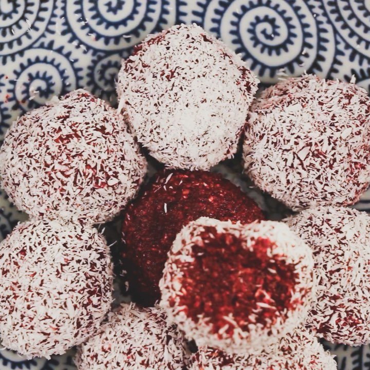 Red Velvety Calming Balls 💋💆🏻🍫🍒 made with frosty ol’ cherries, oats, toasted cashews, beetroot powder, carob choc chips and the secret ingred is @naturalvitalityofficial Natural Calm Cherry relaxing magnesium supplement. This is such a healthy treat after a long strenuou…