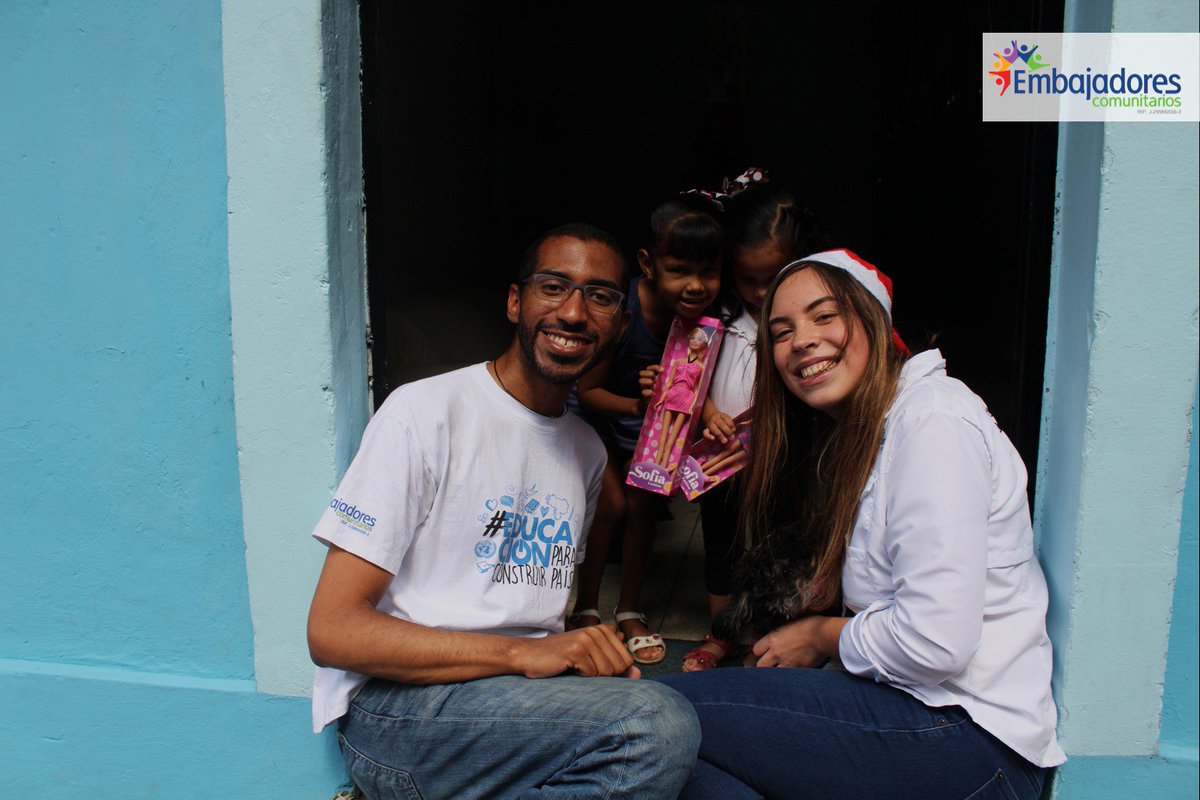 EmbComunitarios's tweet image. #TBT. Hoy recordamos nuestra visita al  Barrio Unión en Petare donde regalamos sonrisas junto a la familia #FEC🌟
.
Desde Embajadores Comunitarios reafirmamos el compromiso que tenemos con nuestro país regalando esperanza y felicidad a nuestros jóvenes.#FEC2018