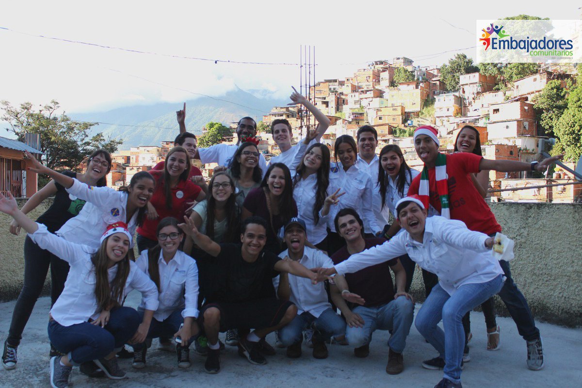 EmbComunitarios's tweet image. #TBT. Hoy recordamos nuestra visita al  Barrio Unión en Petare donde regalamos sonrisas junto a la familia #FEC🌟
.
Desde Embajadores Comunitarios reafirmamos el compromiso que tenemos con nuestro país regalando esperanza y felicidad a nuestros jóvenes.#FEC2018