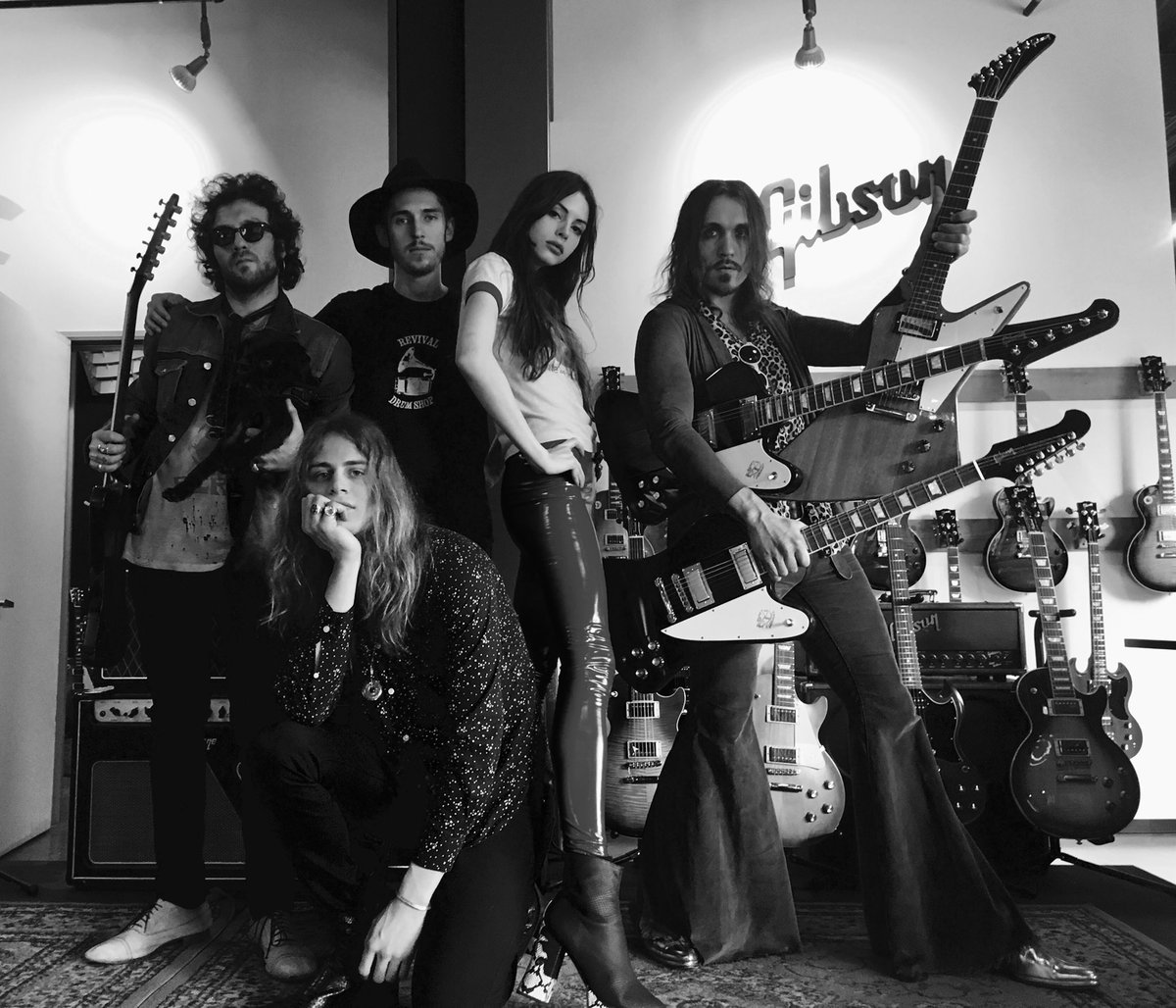 today at the <a href="/gibsonguitar/">Gibson</a> factory in #LA 🖤

#Today #Gibson #DoubleNeckGuitars #Glam #GlamRock #fashion