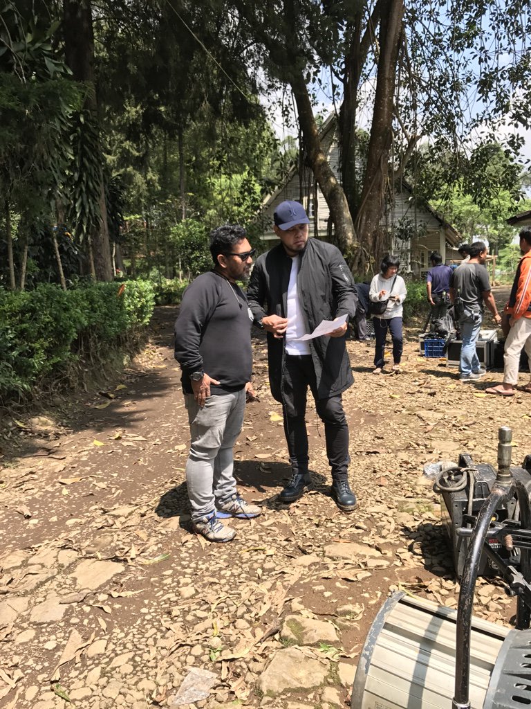 jokoanwar's tweet image. Tiba masa suting. Setiap harinya sutradara harus tiba LEBIH DAHULU dari kru dan pemain. Karena sutradara harus merasakan di dalam set, mematangkan visi, dan membuat PLAN utk suting tiap adegan. Berapa shot yg dibutuhkan, bagaimana gerakan aktor, penempatan &amp;amp; gerakan kamera, dsb.