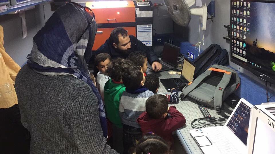 FabLabOnWheels's tweet photo. #فاب_لاب_أون_ويلز كان في متحف الطفل النهاردة والأطفال شاركونا واتفرجوا على المكن اللي متوفر عندنا وإديناهم ورشة على الليزر والطابعة ثلاثية الأبعاد. 
#3Dprinter #lasercut #FLoW #DellEMC
Dell EMC Child's Museum Library مكتبة متحف الطفل للأسرة https://t.co/EysuxihDZX
