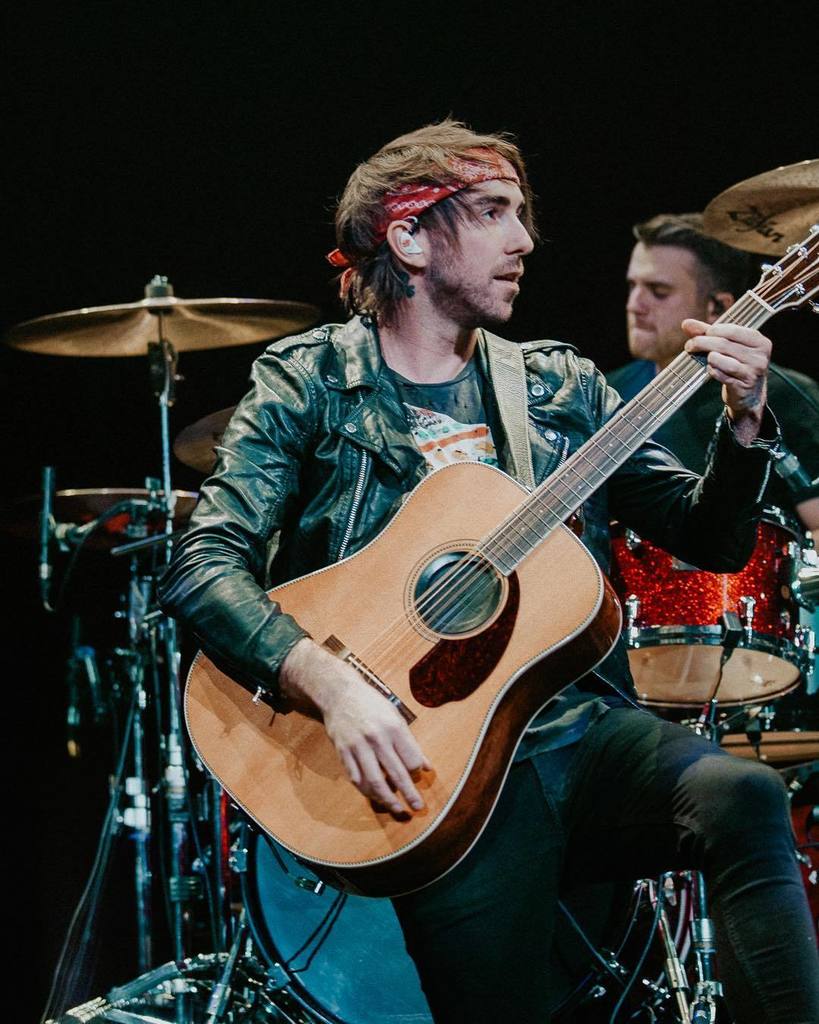 AlexGaskarth's tweet image. I’ve noticed that in most pictures I’m playing a G chord. Starting to wonder if that’s all I know and if I’m even actually playing anything at all when I hold a guitar, or if it’s all been an elaborate ruse a la Truman Show.