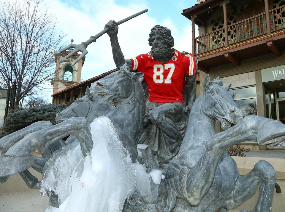 Chiefs's tweet photo. 🚩 Kansas City gets into playoff mode. 

📷: https://t.co/nRINWu9hfP https://t.co/0ZEZ56XoOs