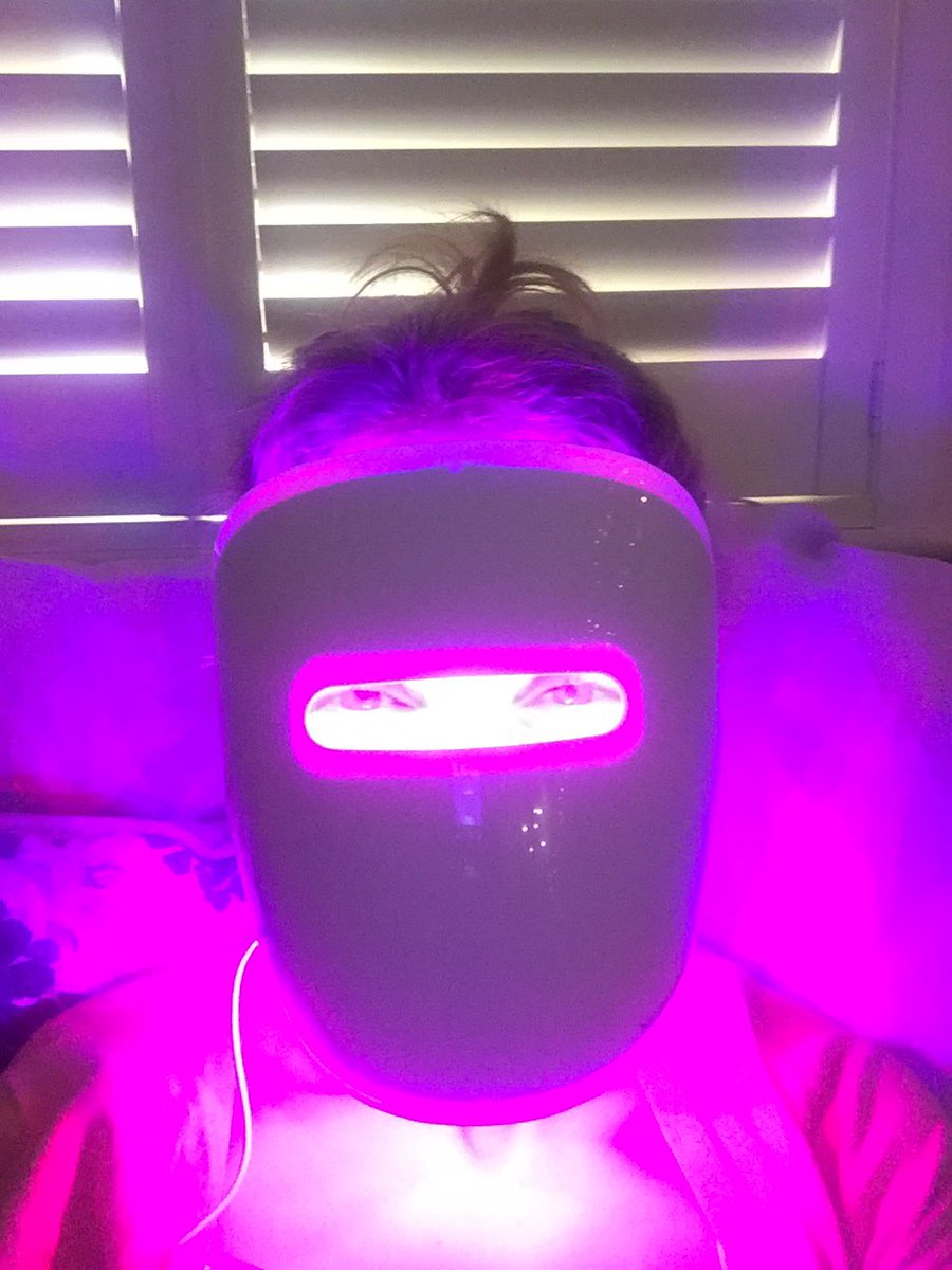 It's <a href="/Neutrogena/">Neutrogena</a> light mask time. 👌