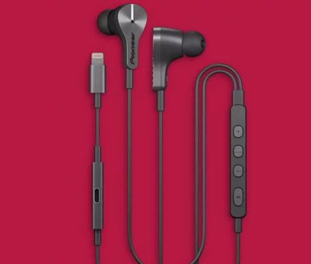 PioneerRayz's tweet photo. Looking for the best earphones for your iPhone X? Check out Macworld's "go-to headphones for everyday use".  #PioneerRayz #LightningSmart #iPhone https://t.co/387n6OAeIf https://t.co/u3O7rsmGFu