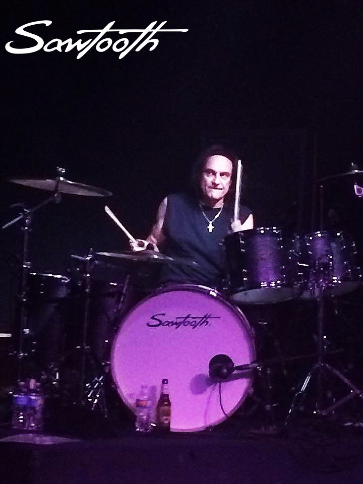 Sawtooth_Music's tweet photo. @VinnyAppice playing live with @LastInLineRocks on his new #Sawtooth #CommandSeries kit. Learn more about this set here: https://t.co/Vn4lJyIGiq #SawtoothDrums #SawtoothCommandSeries #Drum #Drums #VinnyAppice #LastInLine #Drummer #Drummers #DrumKit #DrumSet https://t.co/5Z7sM5hjqn