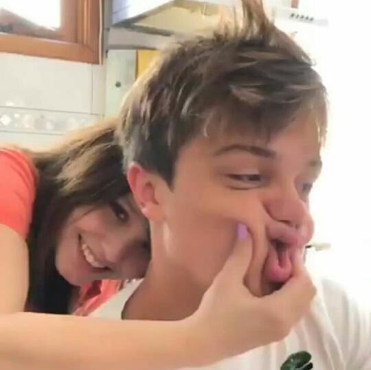 birulando's tweet photo. - larissa amassando a cara do boy
- o desespero do leonardo pq ela nao solta https://t.co/Vkom6Wm90A
